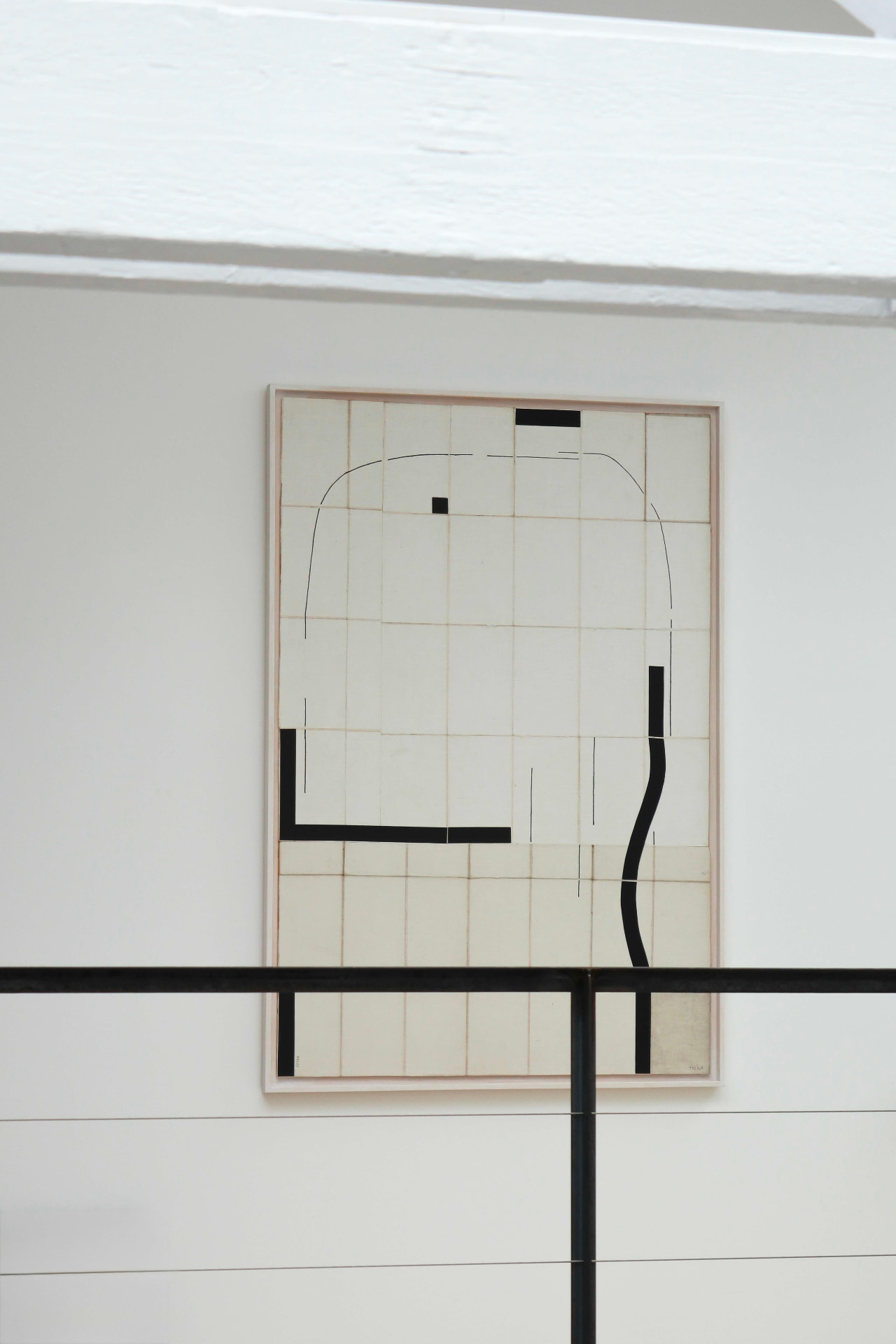 Œuvre d'art abstraite de Tanguy Tolila, encre sur papier assemblé, accrochée dans un intérieur minimaliste